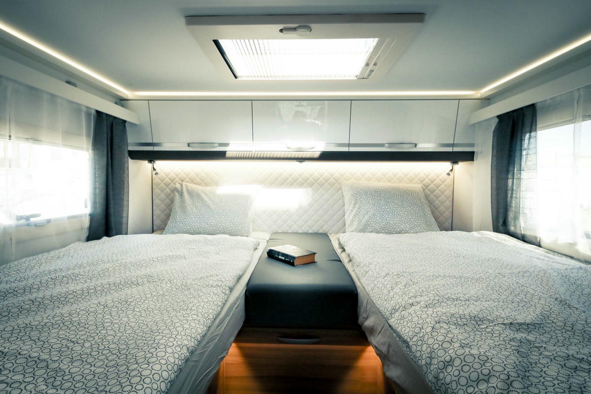 Adria Matrix Motorhome, Luxus Camper, Anywhere Campers Europa, Bett, Doppelbett